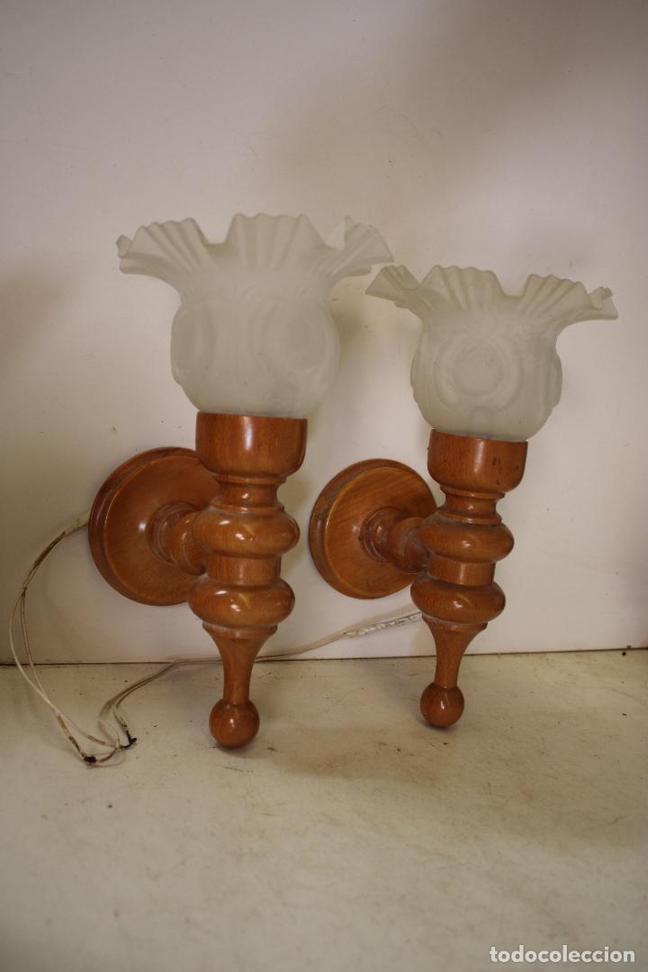 Antig&uuml;edades: 2 apliques de madera con tulipa de cristal - Foto 1