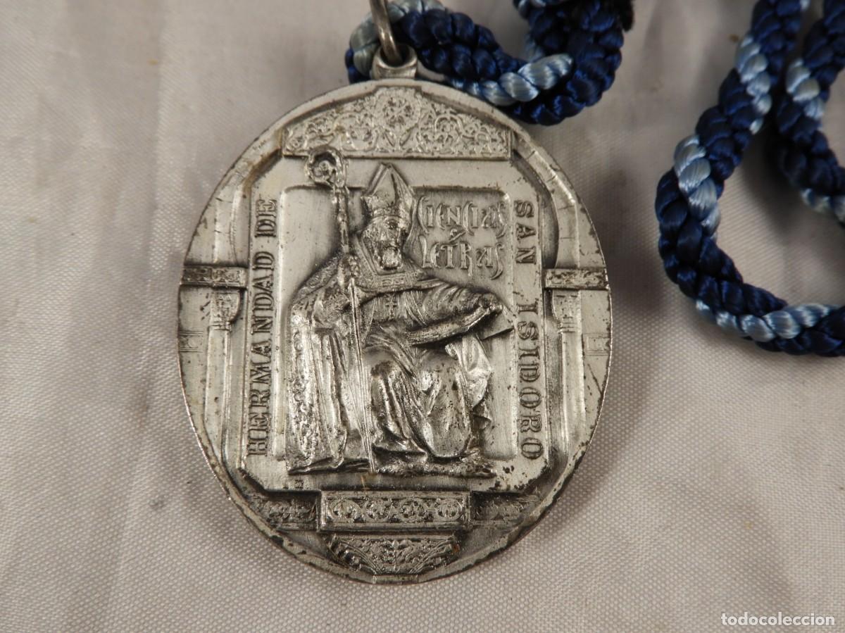 Antig&uuml;edades: MEDALLA DE LA HERMANDAD DE SAN ISIDRO CON CORDON - Foto 2