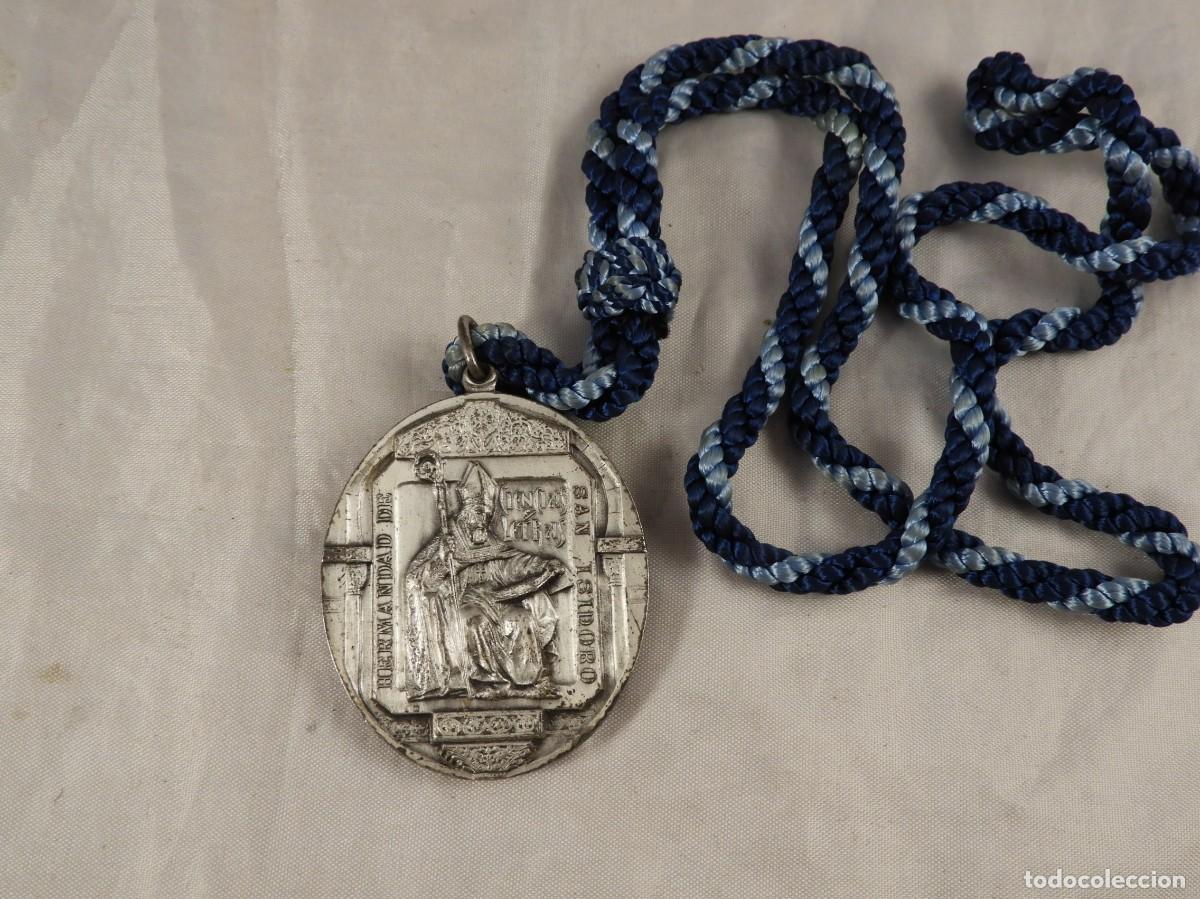 Antig&uuml;edades: MEDALLA DE LA HERMANDAD DE SAN ISIDRO CON CORDON - Foto 4