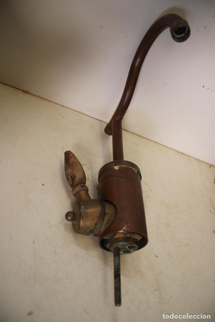 Antig&uuml;edades: antiguo grifo de lat&oacute;n - Foto 2