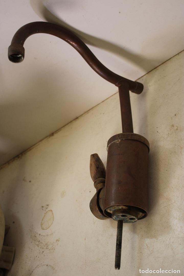 Antig&uuml;edades: antiguo grifo de lat&oacute;n - Foto 3