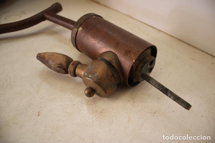 Antig&uuml;edades: antiguo grifo de lat&oacute;n - Foto 5