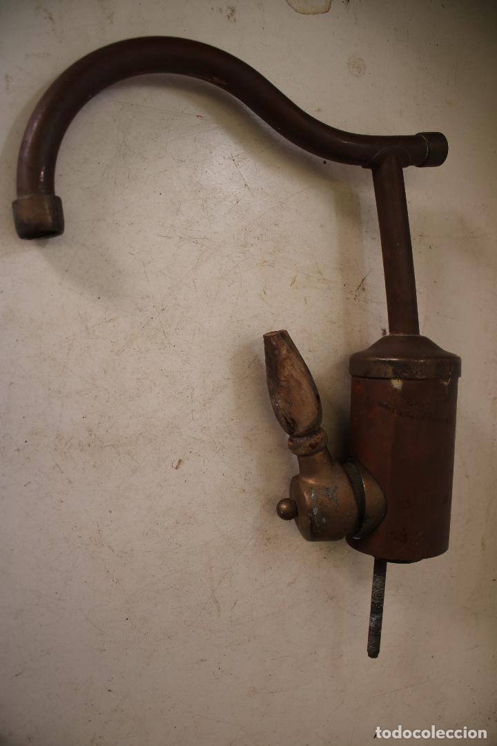 Antig&uuml;edades: antiguo grifo de lat&oacute;n - Foto 6