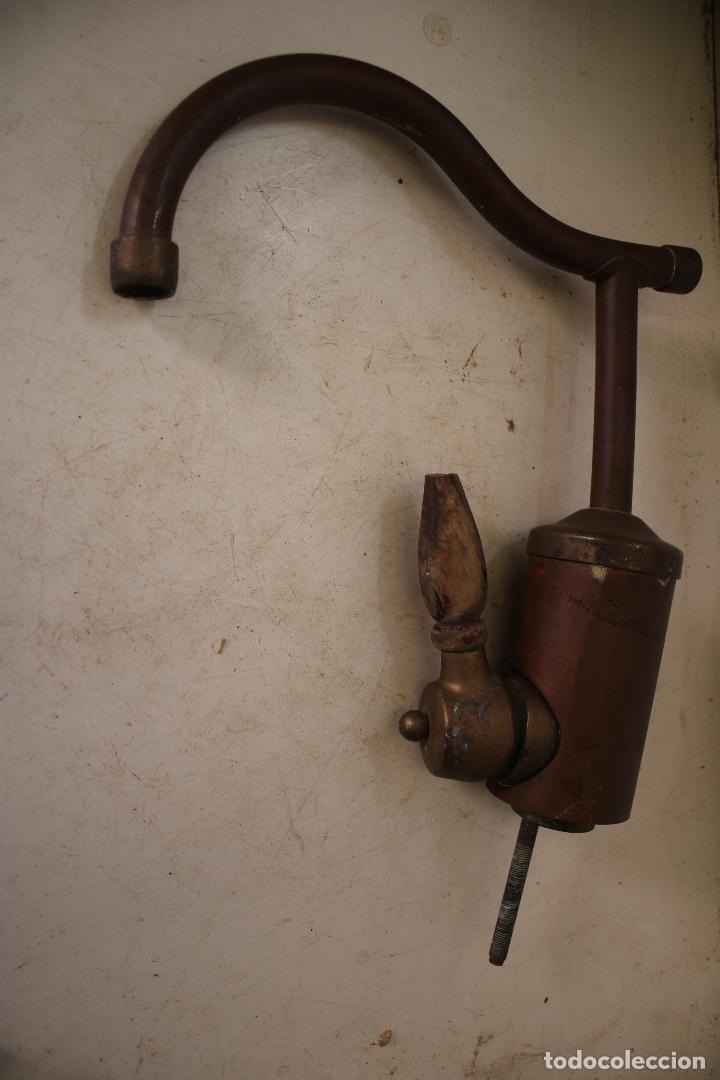 Antig&uuml;edades: antiguo grifo de lat&oacute;n - Foto 7
