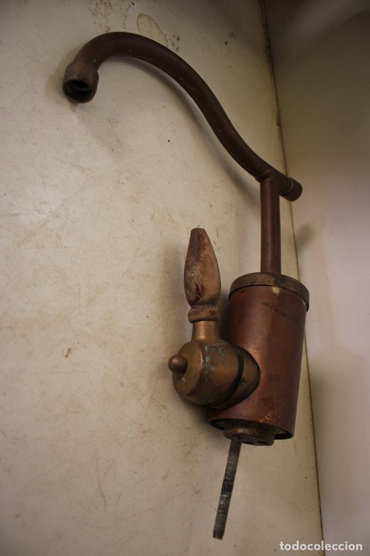 Antig&uuml;edades: antiguo grifo de lat&oacute;n - Foto 1