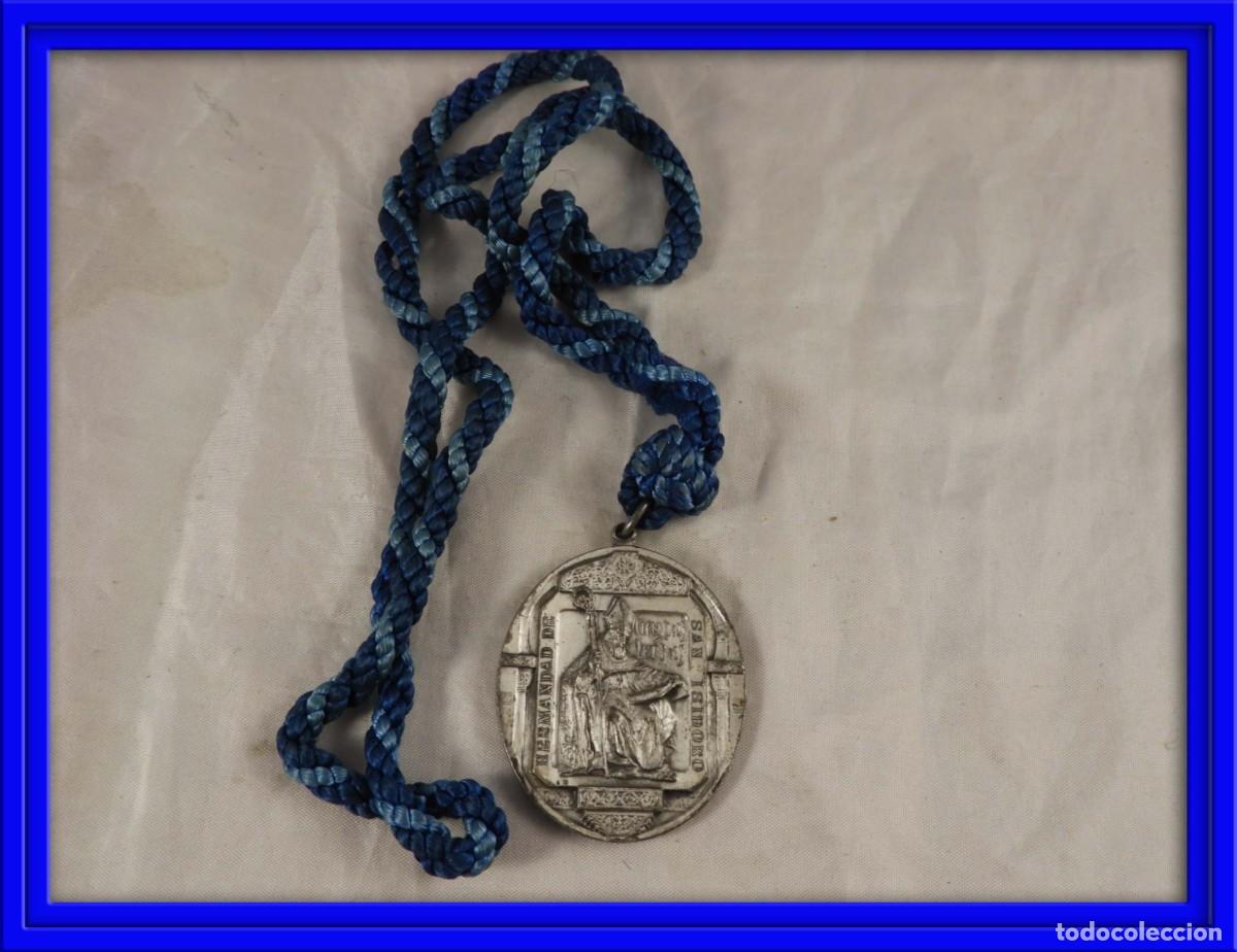 Antig&uuml;edades: MEDALLA DE LA HERMANDAD DE SAN ISIDRO CON CORDON - Foto 1