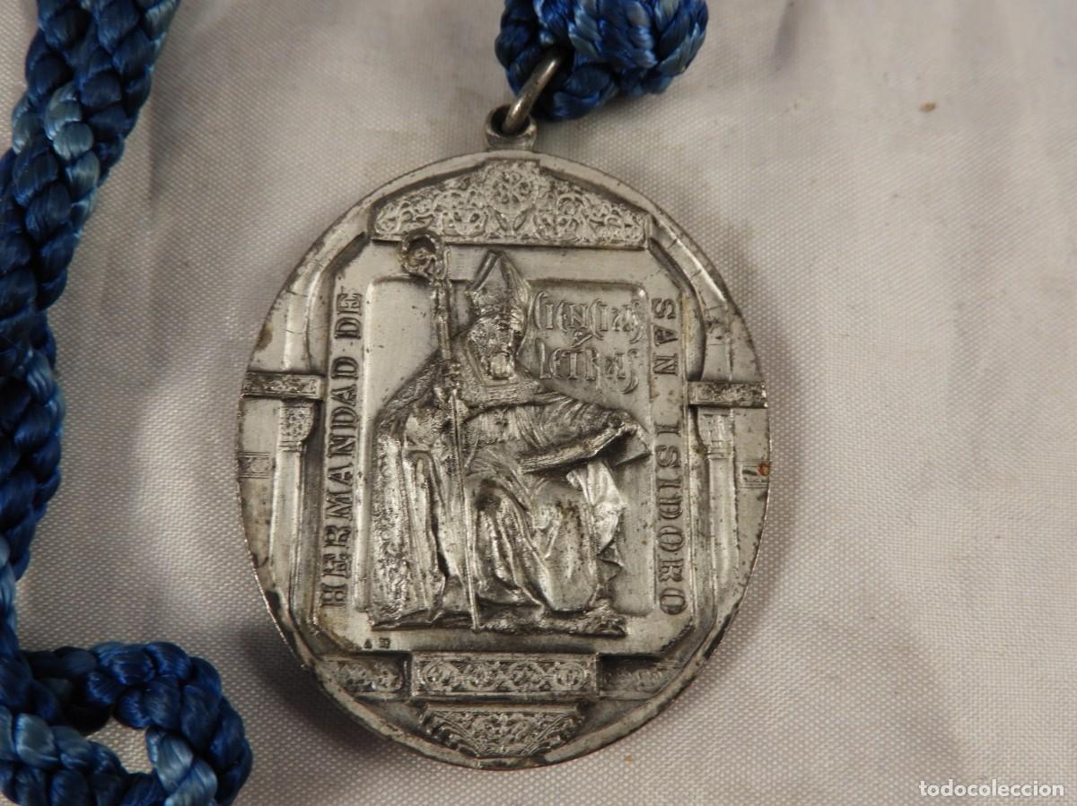 Antig&uuml;edades: MEDALLA DE LA HERMANDAD DE SAN ISIDRO CON CORDON - Foto 2