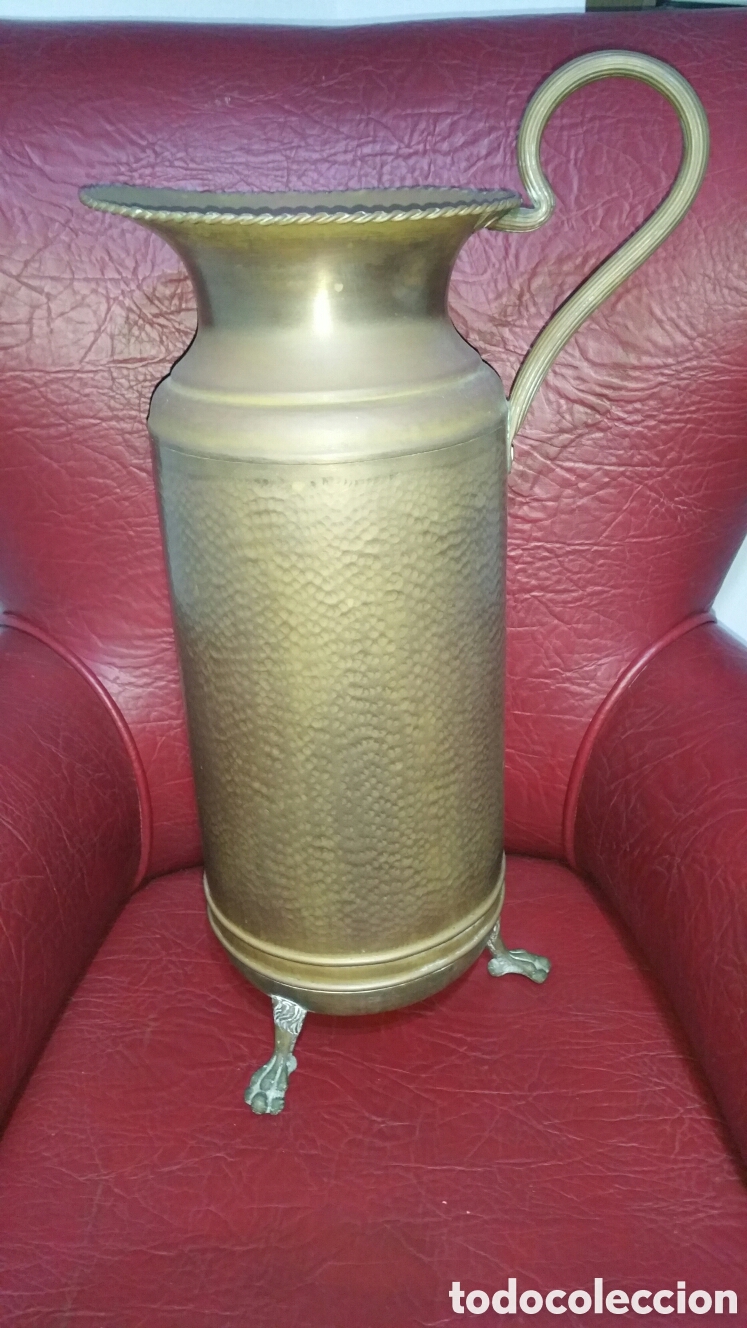 Oggetti Antichi: Antiguo paraguero de lat&oacute;n con patas zoomorficas, 54cm de altura.