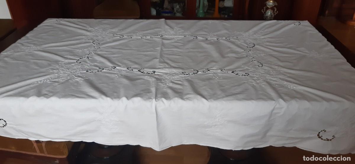 Antig&uuml;edades: ANTIGUO MANTEL BORDADO A MANO DE ALGOD&Oacute;N BLANCO. - Foto 2