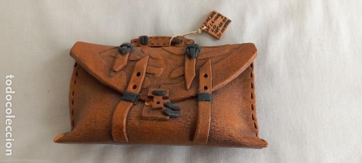Antig&uuml;edades: MALETA, MALETIN O BOLSO DE CERAMICA. LO MEJOR DE LA MANGA...