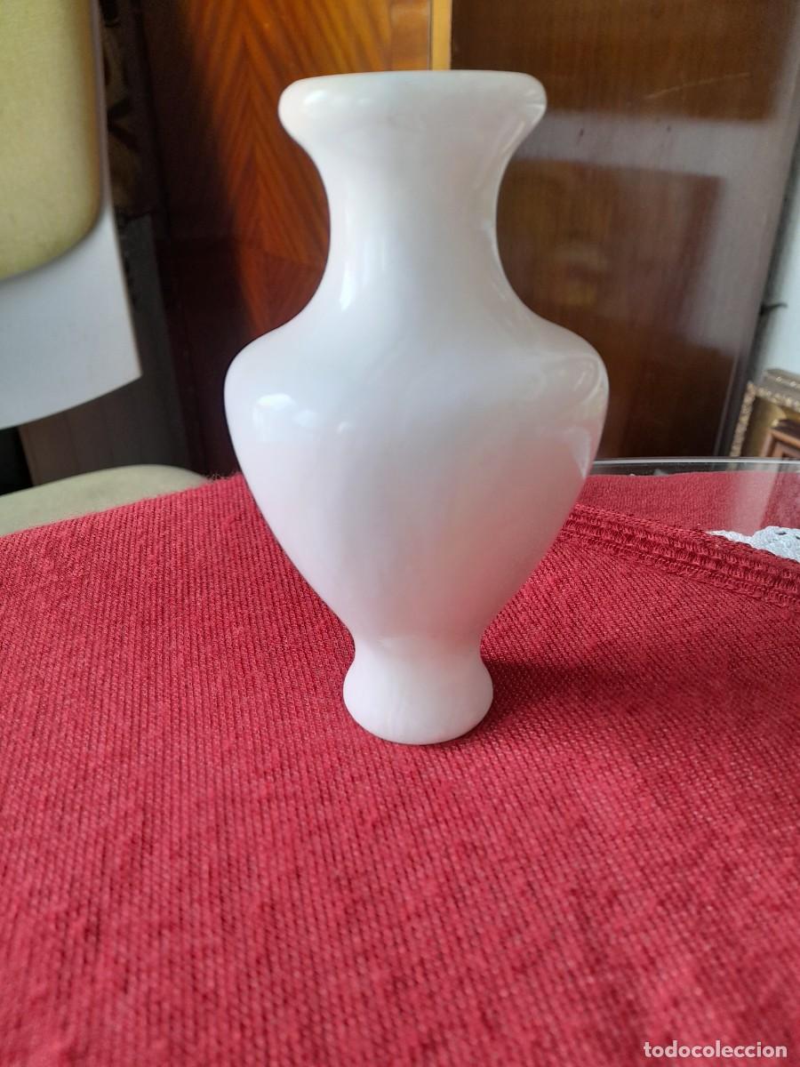 Antiques: Pieza de alabastro con forma de &aacute;nfora con agujero cil&iacute;ndrico entre medias