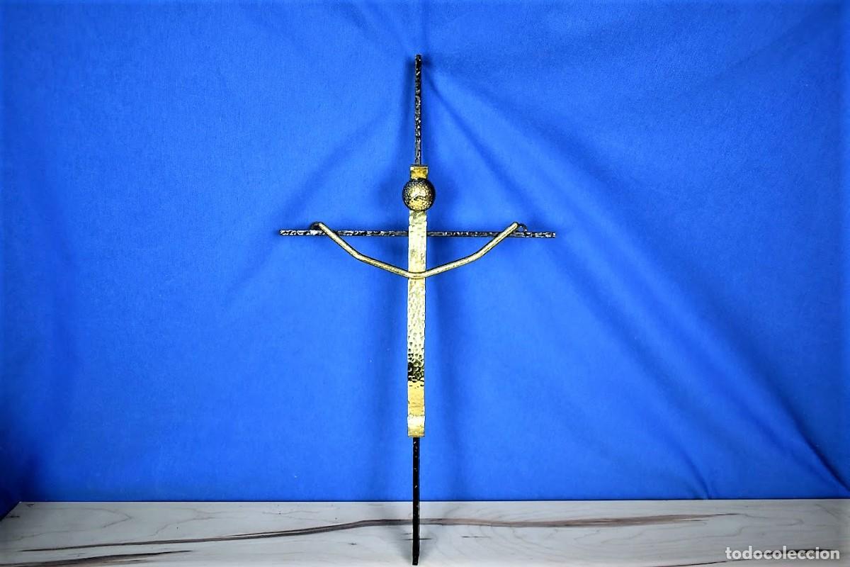 Antig&uuml;edades: Crucificado modernista en hierro forjado - Foto 1