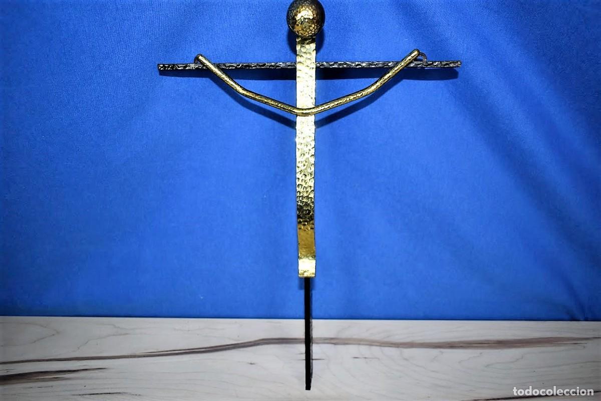 Antig&uuml;edades: Crucificado modernista en hierro forjado - Foto 3