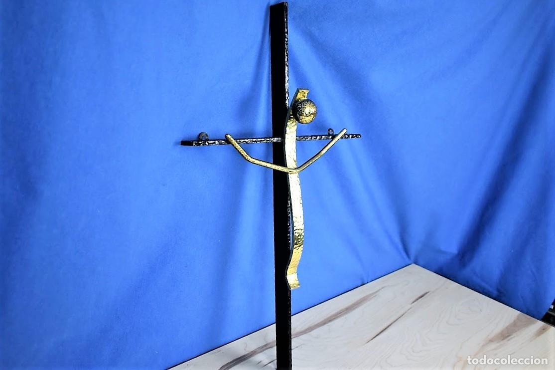 Antig&uuml;edades: Crucificado modernista en hierro forjado - Foto 6