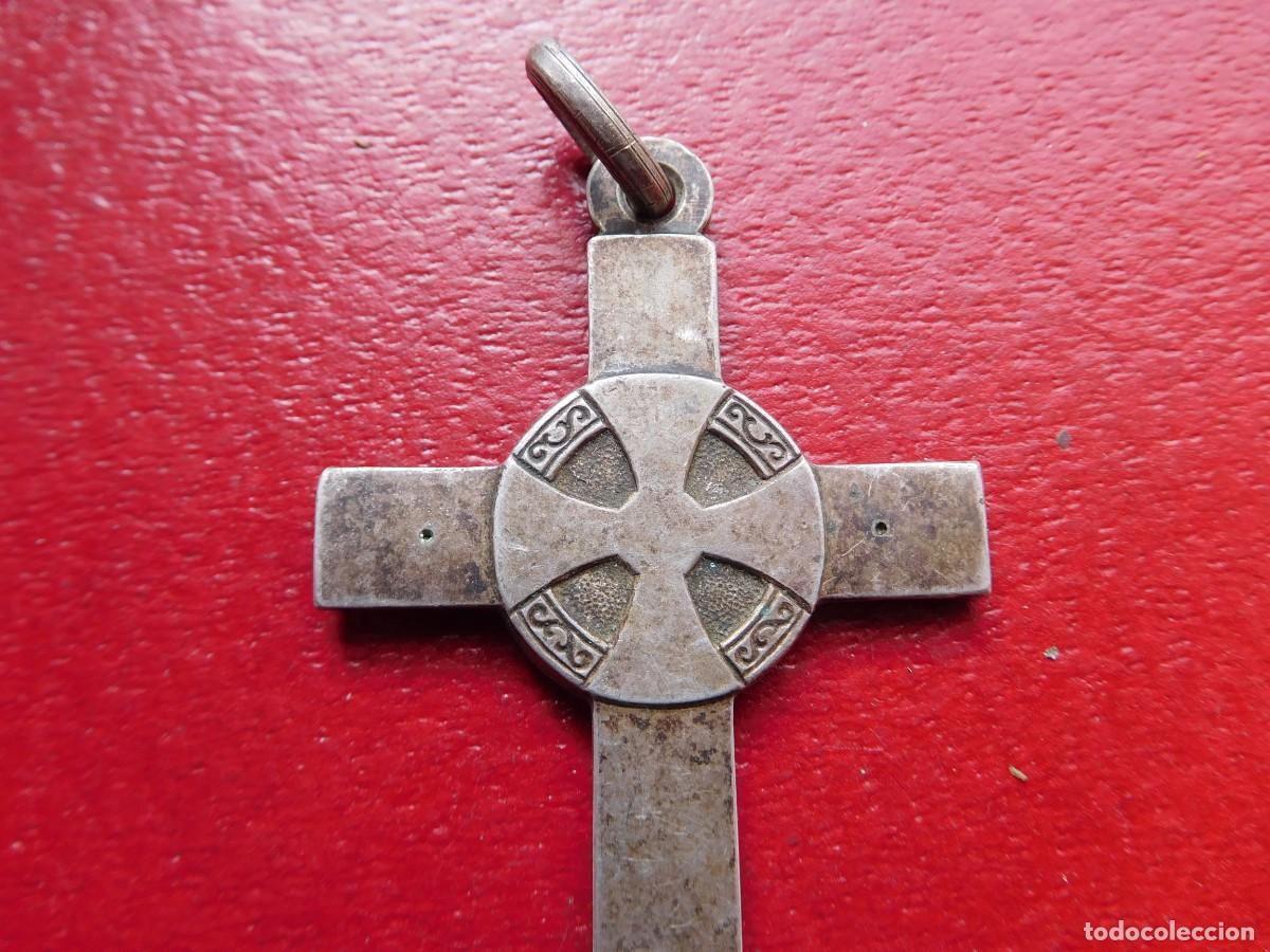 Antig&uuml;edades: Cruz antigua de bronce plateado - Foto 2