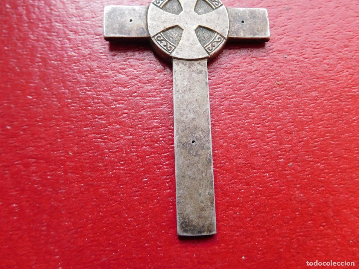 Antig&uuml;edades: Cruz antigua de bronce plateado - Foto 3