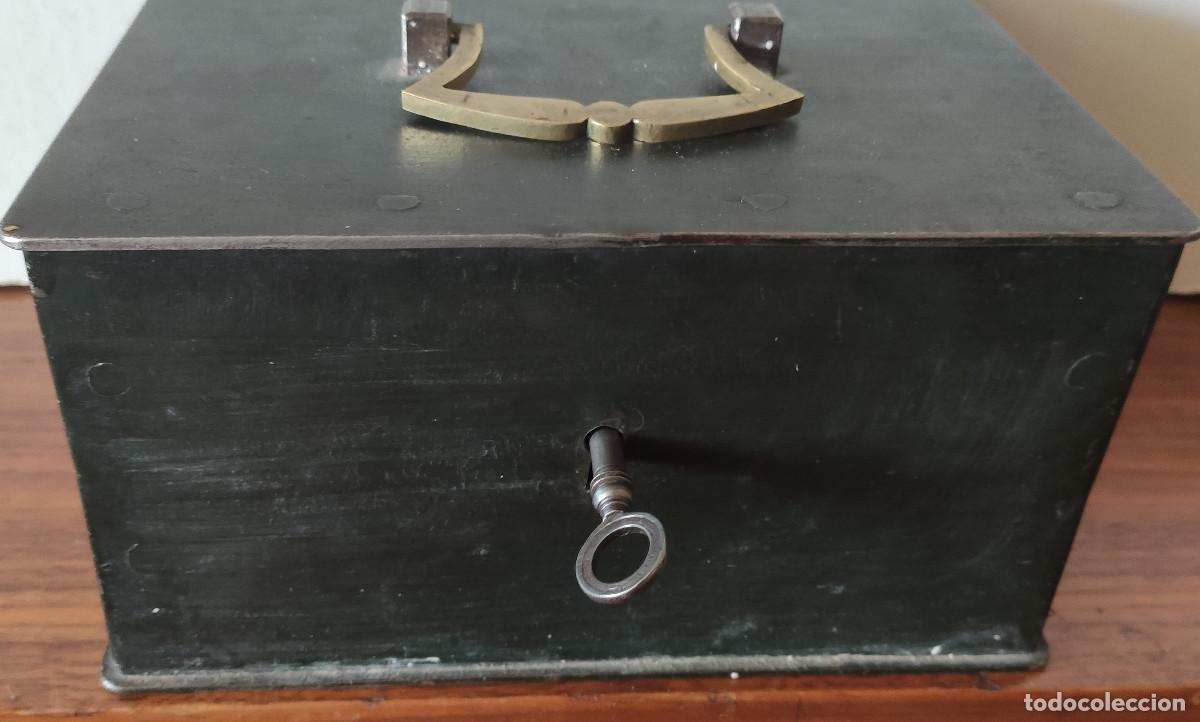 antigua caja de caudales con su llave - Buy Antique boxes and