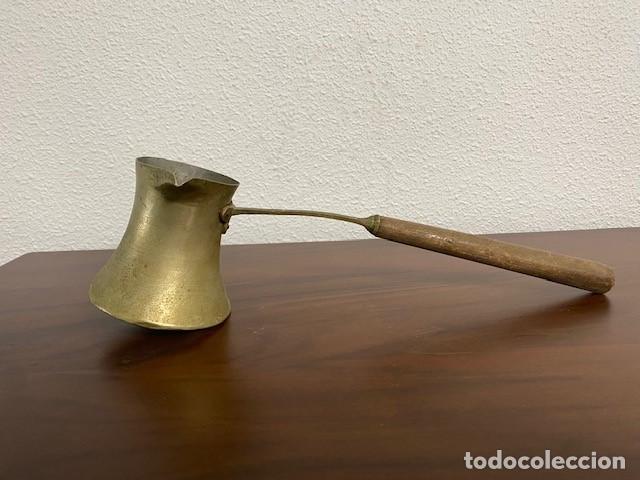 Antig&uuml;edades: antiguo cacillo lat&oacute;n - Foto 1