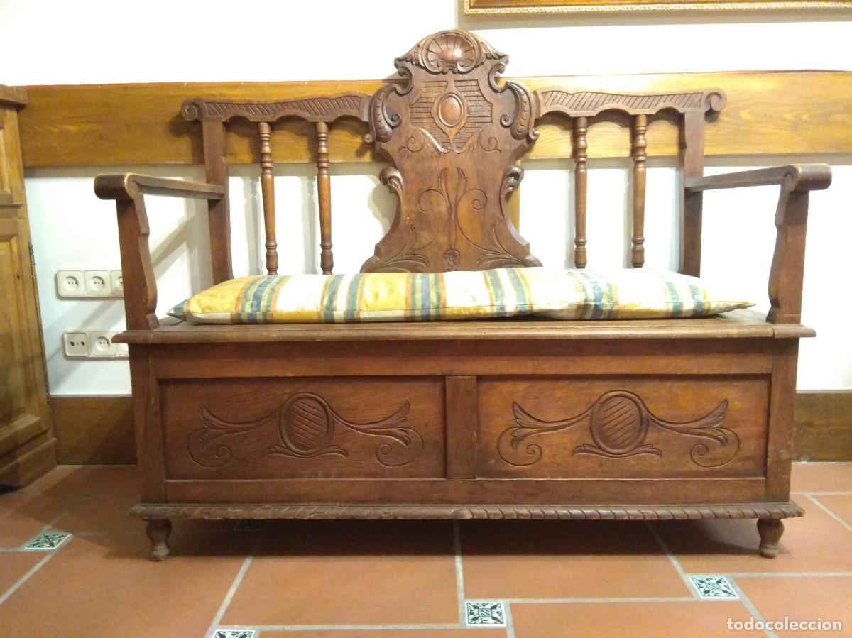 Antig&uuml;edades: Antiguo banco ba&uacute;l de madera tallada. - Foto 1