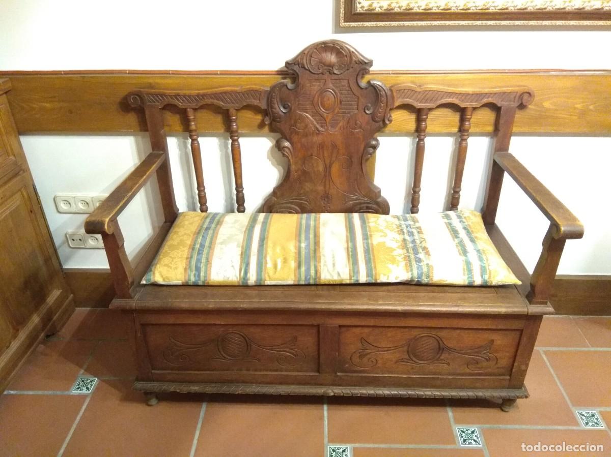 Antig&uuml;edades: Antiguo banco ba&uacute;l de madera tallada. - Foto 2
