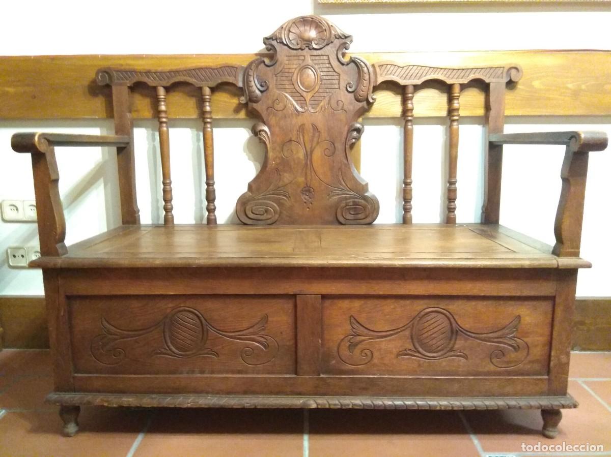 Antig&uuml;edades: Antiguo banco ba&uacute;l de madera tallada. - Foto 3
