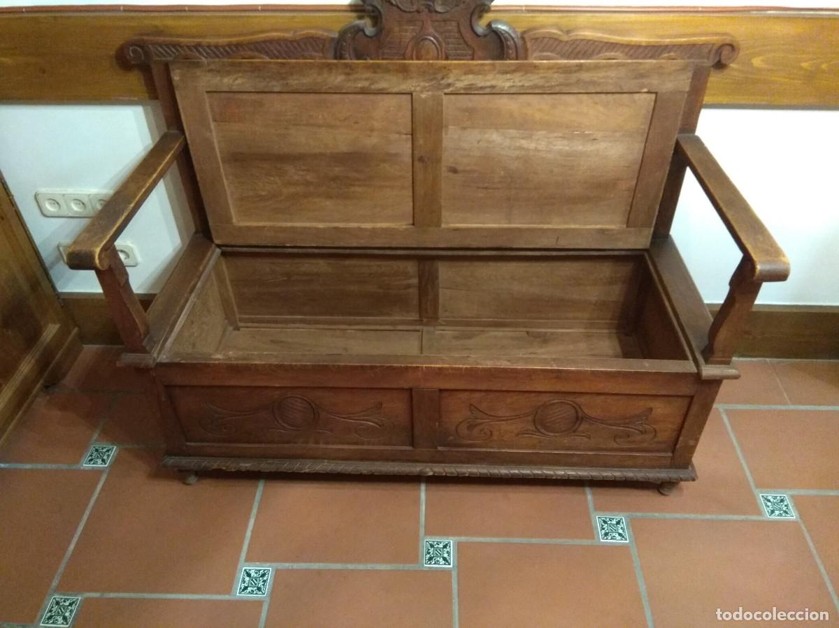 Antig&uuml;edades: Antiguo banco ba&uacute;l de madera tallada. - Foto 4