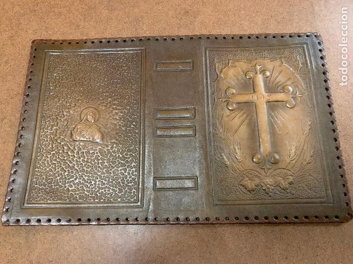 Antig&uuml;edades: Magnifica funda de piel o cuero repujado, Cruz y Sagrado Corazon, cubierta de libro o misal