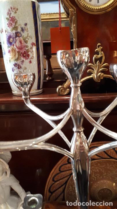 Antig&uuml;edades: Pareja de candelabros de alpaca. - Foto 5