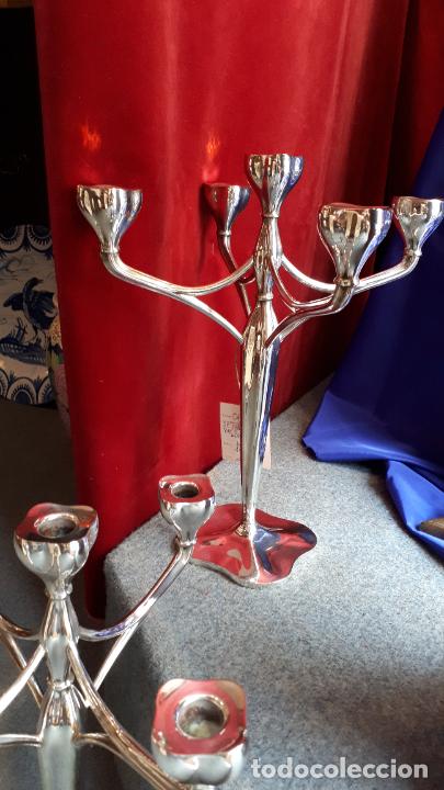 Antig&uuml;edades: Pareja de candelabros de alpaca. - Foto 7