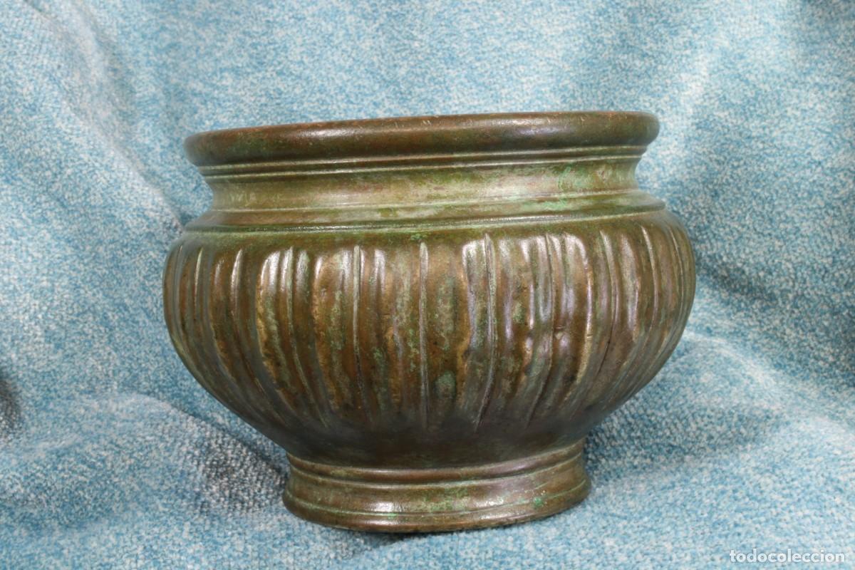 Antiques: Cuenco indo persa de bronce. Lobulado. S.XVIII. Indo-Persian bronze bowl. Lobed