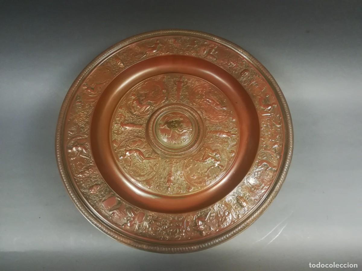 Antig&uuml;edades: CENTRO DE MESA TROFEO PLATO DE CALAMINA Y LATON - Foto 3