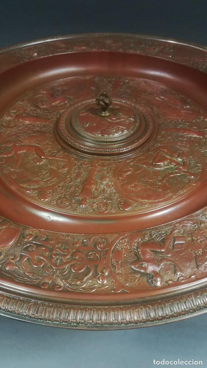 Antig&uuml;edades: CENTRO DE MESA TROFEO PLATO DE CALAMINA Y LATON - Foto 4
