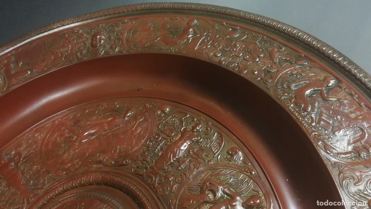 Antig&uuml;edades: CENTRO DE MESA TROFEO PLATO DE CALAMINA Y LATON - Foto 5