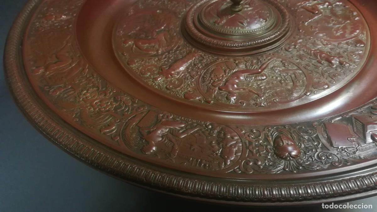 Antig&uuml;edades: CENTRO DE MESA TROFEO PLATO DE CALAMINA Y LATON - Foto 6