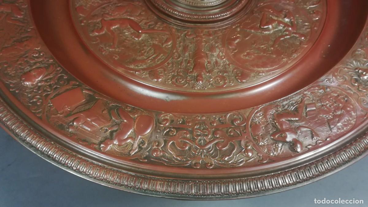 Antig&uuml;edades: CENTRO DE MESA TROFEO PLATO DE CALAMINA Y LATON - Foto 7