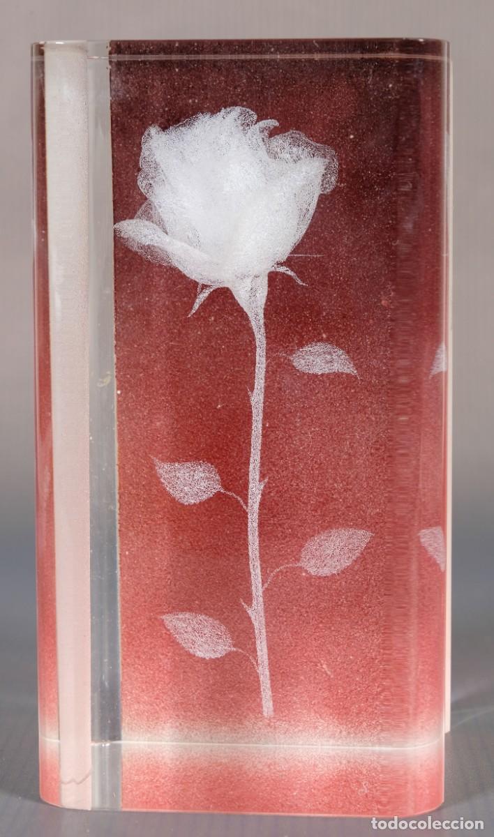 Antig&uuml;edades: Bloque de cristal con rosa tallada en el interior - Foto 1
