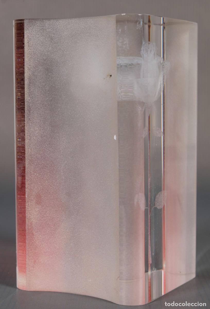 Antig&uuml;edades: Bloque de cristal con rosa tallada en el interior - Foto 2