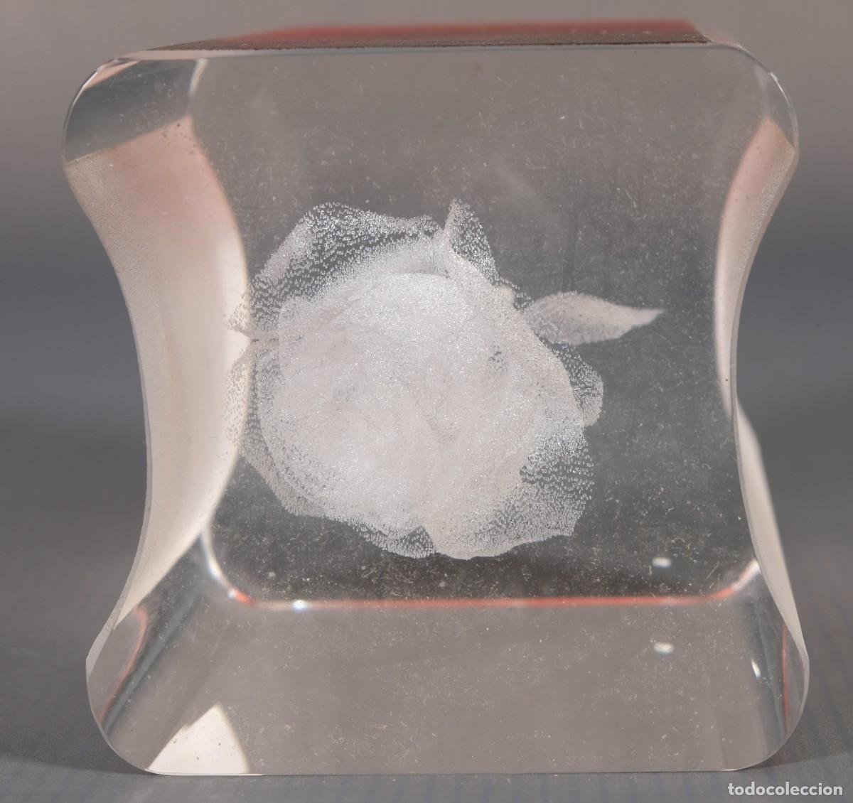 Antig&uuml;edades: Bloque de cristal con rosa tallada en el interior - Foto 5