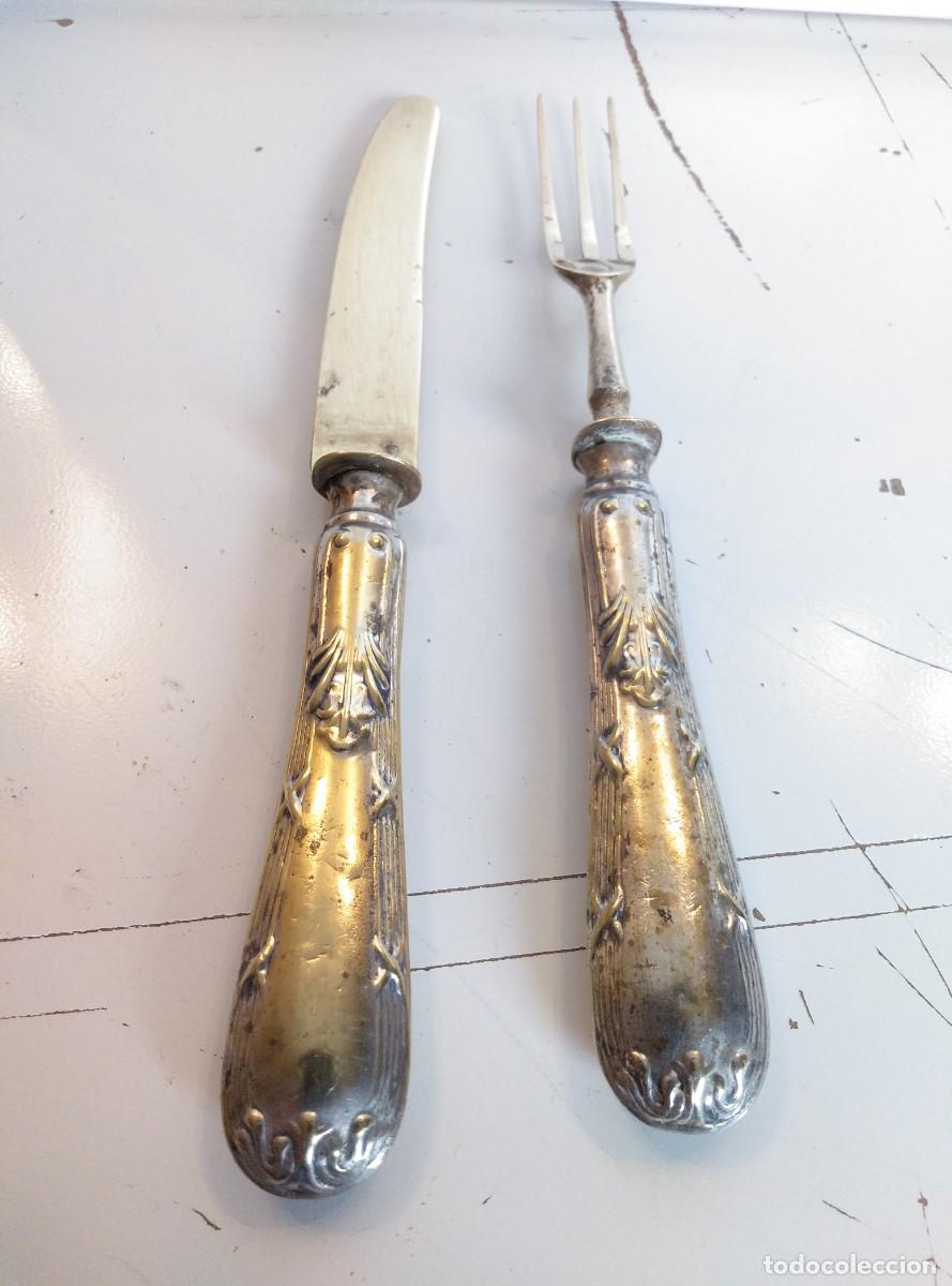 Antig&uuml;edades: CUBIERTOS DE LATON - CUCHILLO Y TENEDOR DE POSTRE - Foto 2