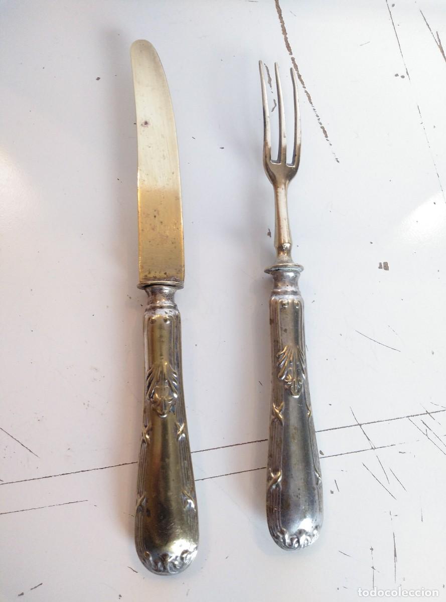 Antig&uuml;edades: CUBIERTOS DE LATON - CUCHILLO Y TENEDOR DE POSTRE - Foto 3