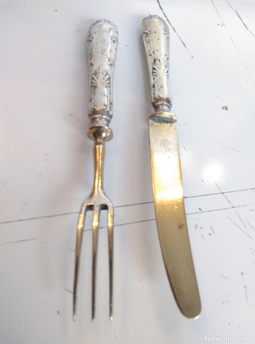 Antig&uuml;edades: CUBIERTOS DE LATON - CUCHILLO Y TENEDOR DE POSTRE - Foto 4