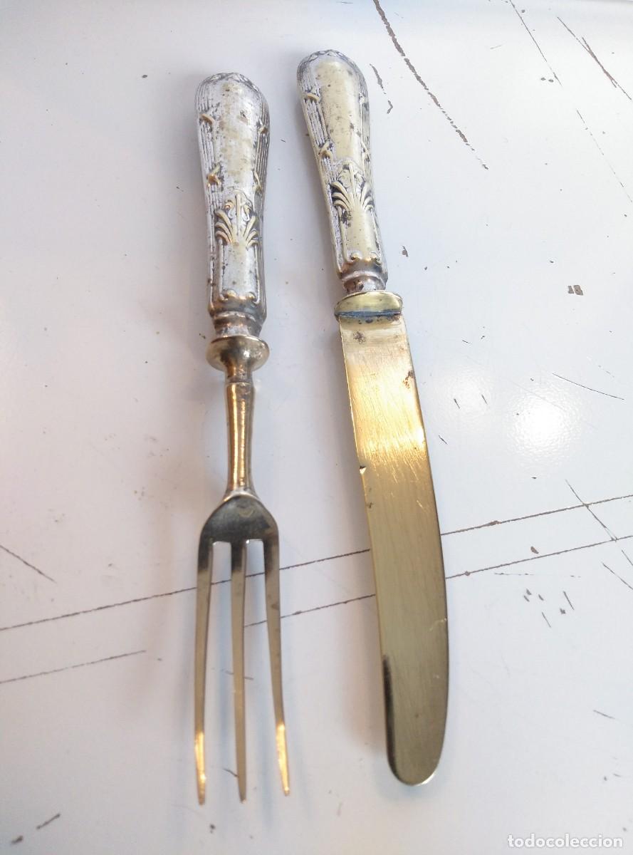 Antig&uuml;edades: CUBIERTOS DE LATON - CUCHILLO Y TENEDOR DE POSTRE - Foto 5