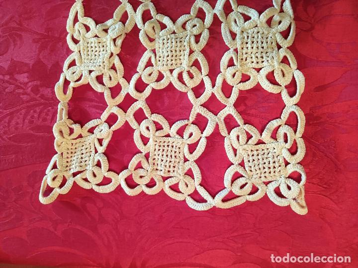 Antig&uuml;edades: Tapete blanco antiguo troquelado forma rectangular en cruces - Foto 2