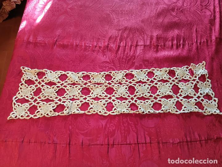 Antig&uuml;edades: Tapete blanco antiguo troquelado forma rectangular en cruces - Foto 1