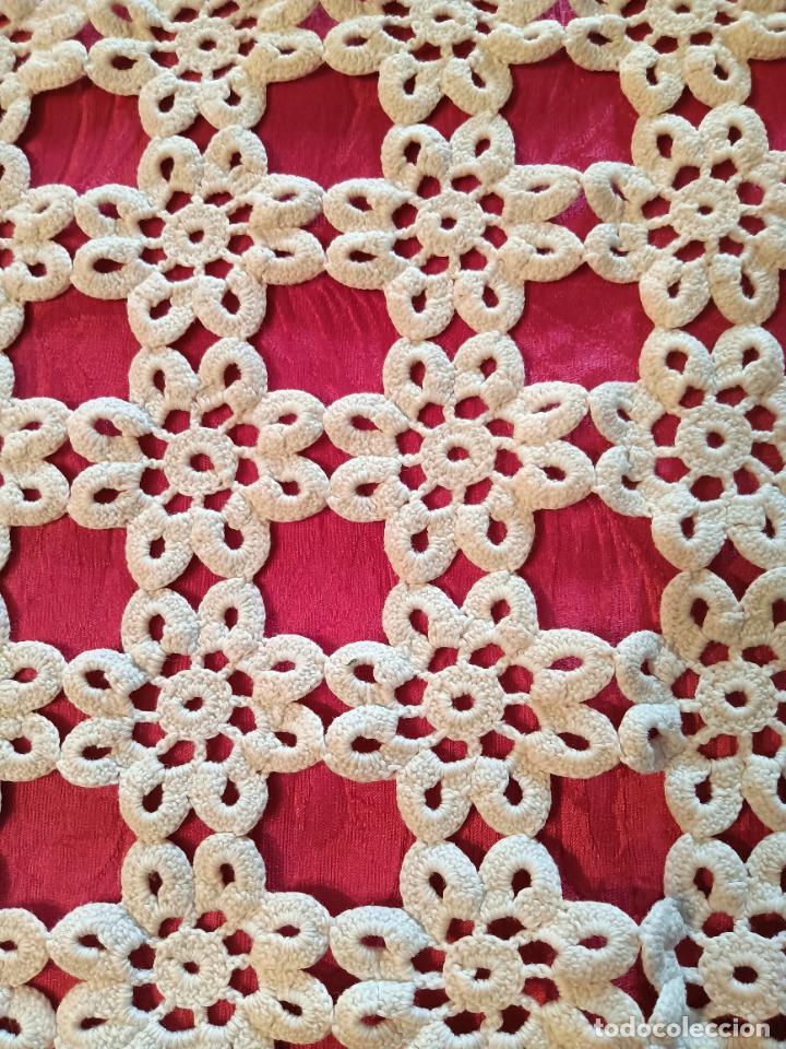 Antig&uuml;edades: Tapete blanco antiguo troquelado forma rectangular con flores - Foto 6
