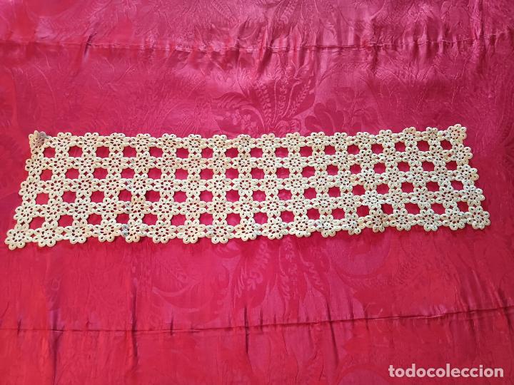 Antig&uuml;edades: Tapete blanco antiguo troquelado forma rectangular con flores - Foto 1