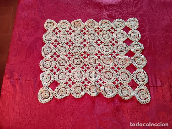 Antig&uuml;edades: Tapete blanco antiguo troquelado forma rectangular en flores y hojas - Foto 1
