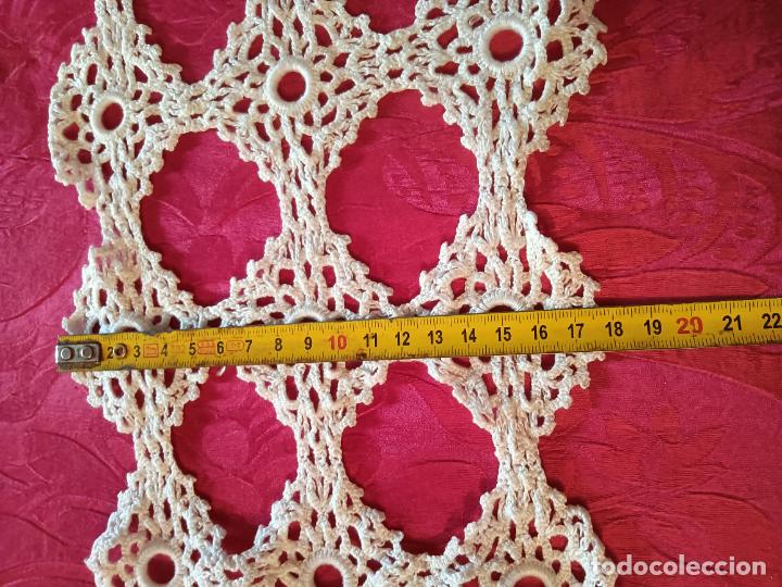 Antig&uuml;edades: Tapete blanco antiguo troquelado forma rectangular en flores redondas - Foto 7