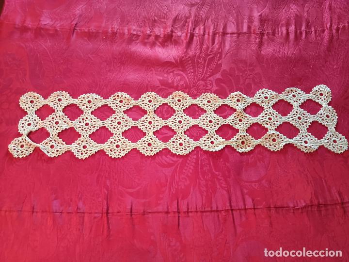 Antig&uuml;edades: Tapete blanco antiguo troquelado forma rectangular en flores redondas - Foto 1