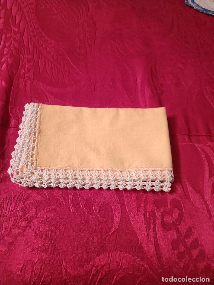 Antig&uuml;edades: Pa&ntilde;uelo antiguo amarillo y blanco puntilla de algod&oacute;n a ganchillo rectangular a&ntilde;os 60 - Foto 1